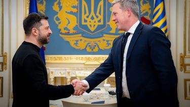 En esta imagen difundida por la Oficina de Prensa de la Presidencia de Ucrania, el presidente ucraniano Volodymyr Zelenskyy, a la izquierda, estrecha la mano del secretario de Defensa de Estados Unidos, Dan Driscoll, el jueves 20 de noviembre de 2025, en Kiev. (Oficina de Prensa de la Presidencia de Ucrania vía AP)