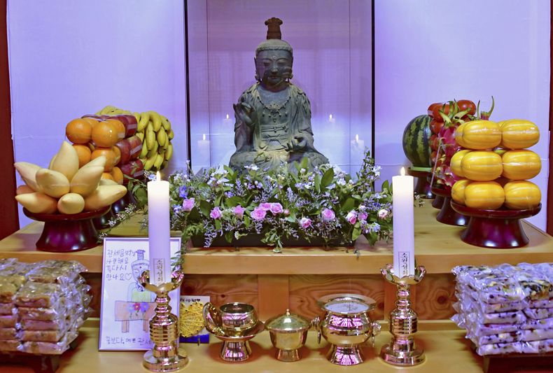 La estatua budista de Avalokitesvara Bodhisattva, robada del Templo Kannonji en Japón en el 2012, en el Templo Buseok en Seosan, Surcorea, el 5 de mayo del 2025. (Kyodo News via AP)