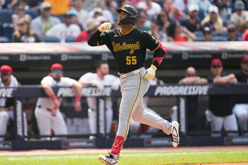 Esmerlyn Valdez (55), de los Piratas de Pittsburgh, hace un gesto mientras corre hacia el plato tras conectar un jonrón en la novena entrada de un partido de béisbol contra los Guardianes de Cleveland en Cleveland, el domingo 19 de julio de 2026. (Foto AP/Sue Ogrocki)