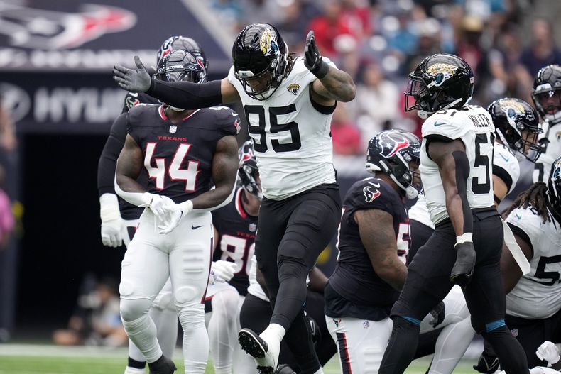 El defensive tackle de los Jaguars de Jacksonville Roy Robertson-Harris celebra tras realizar una tackleada ante los Texans de Houston el domingo 29 de septiembre del 2024. (AP Foto/Eric Christian Smith)