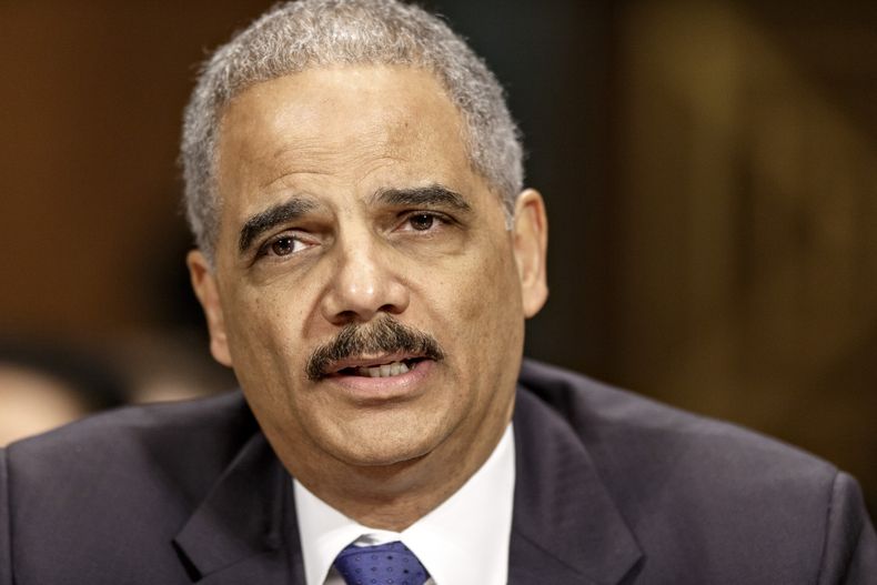 En esta fotograf&iacute;a de archivo del 29 de enero de 2014, el secretario de Justicia Eric Holder da su testimonio en el Capitolio en Washington. En un discurso sobre los derechos de las personas del mismo sexo casadas legalmente, Holder aplic&oacute; u