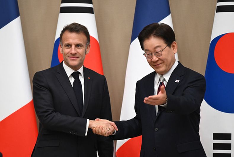 El presidente francés Emmanuel Macron Saluda a su homólogo surcoreano Lee Jae Myung en su reunión en la Casa Azul en Seúl, Corea del Sur, el viernes 3 de abril de 2026. (Jung Yeon-je/Pool Foto vía AP)