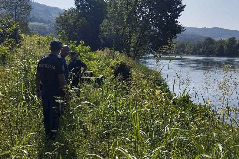 Policías serbios registran las orillas del río Drina cerca del pueblo de Ljubovija, Serbia, el 22 de agosto del 2024. Foto suministrada por el Ministerio del Interior de Serbia. (Ministerio del Interior de Serbia via AP)