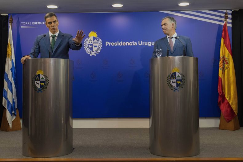 El presidente de Uruguay, Yamandú Orsi, a la derecha, escucha al jefe del gobierno español Pedro Sánchez durante una conferencia de prensa en Montevideo, Uruguay, el martes 22 de julio de 2025. (AP Foto/Matilde Campodonico)