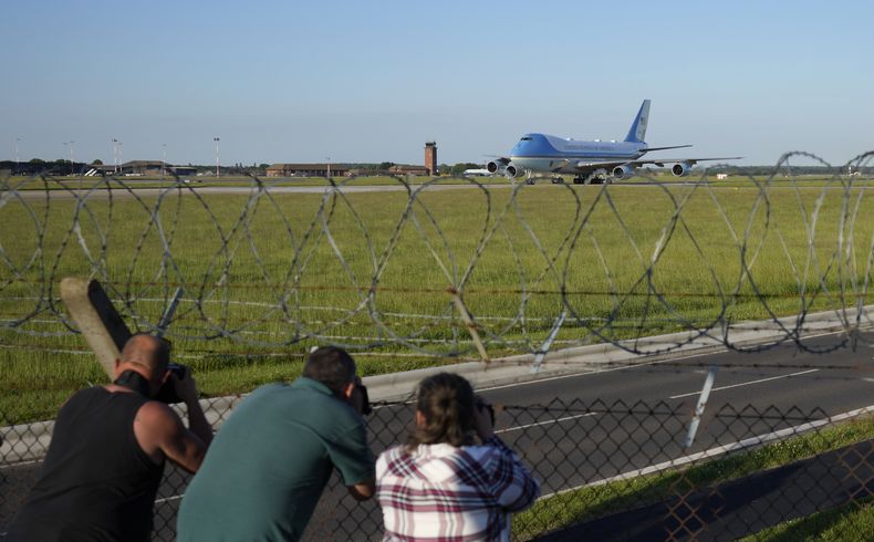 ARCHIVO - La gente toma fotos mientras el Air Force One llega a la RAF Mildenhall, cerca de Bury St Edmunds, en el este de Inglaterra, el miércoles 9 de junio de 2021. (AP Foto/Matt Dunham, Archivo)