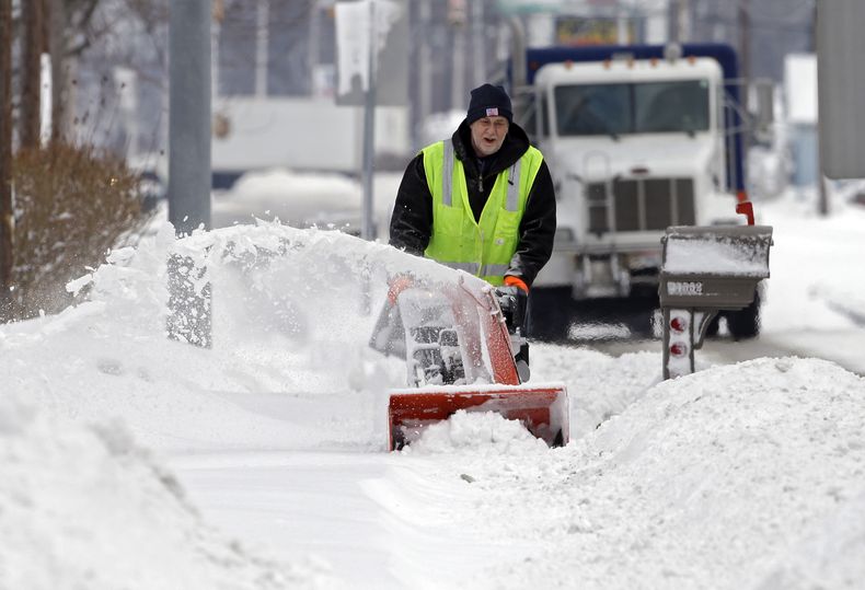 Un trabajador municipal despeja nieve en la Ruta 10 en North Ridgevill, Ohio, el martes 18 de febrero del 2014. Una tormenta de r&aacute;pido desplazamiento arroj&oacute; el martes varios cent&iacute;metros (pulgadas) de nieve en la costa oriental de Esta
