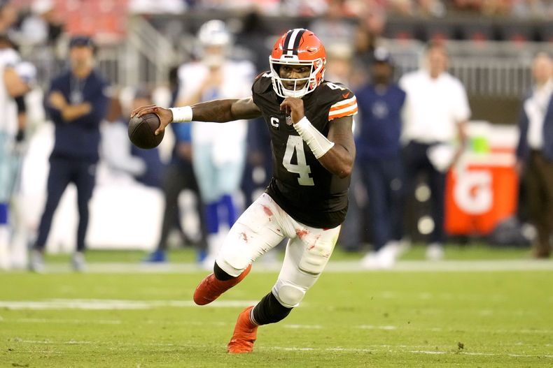 El mariscal de campo de los Cleveland Browns, Deshaun Watson (4), corre el balón contra los Dallas Cowboys en la segunda mitad de un partido de fútbol americano de la NFL en Cleveland, el domingo 8 de septiembre de 2024. (AP Foto/Sue Ogrocki)