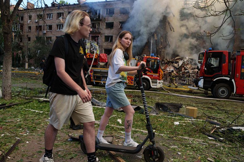 Personas pasan enfrente de un edificio destruido por un bombardeo ruso en el vecindario de Lukianivka en Kiev, Ucrania, el 24 de mayo del 2026. (AP foto/Evgeniy Maloletka)