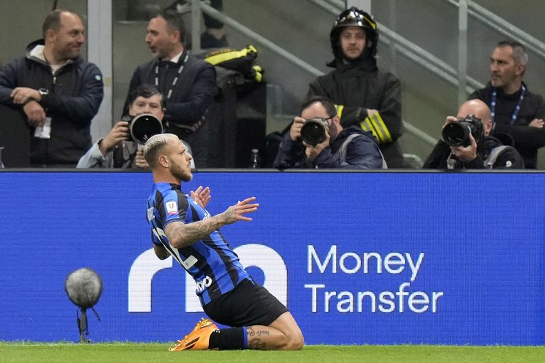 Federico Dimarco celebra tras anotar un gol para el Inter de Milán en el partido contra Juventus por las semifinales de la Copa Italia, el miércoles 26 de abril de 2023. (AP Foto/Luca Bruno)