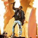 ARCHIVO - Travis Scott durante su presentación en el Festival Astroworld en Houston, el 5 de noviembre de 2021. Un juez de Texas escuchará el lunes 15 de abril de 2024 los argumentos sobre la solicitud de la estrella del rap Travis Scott de desestimar una demanda por el festival mortal Astroworld. (Foto Amy Harris/Invision/AP, archivo)