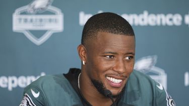 El corredor de los Eagles de Filadelfia Saquon Barkley habla en conferencia de prensa en el campamento de entrenamiento el miércoles 23 de julio del 2025.(AP Foto/Matt Rourke)