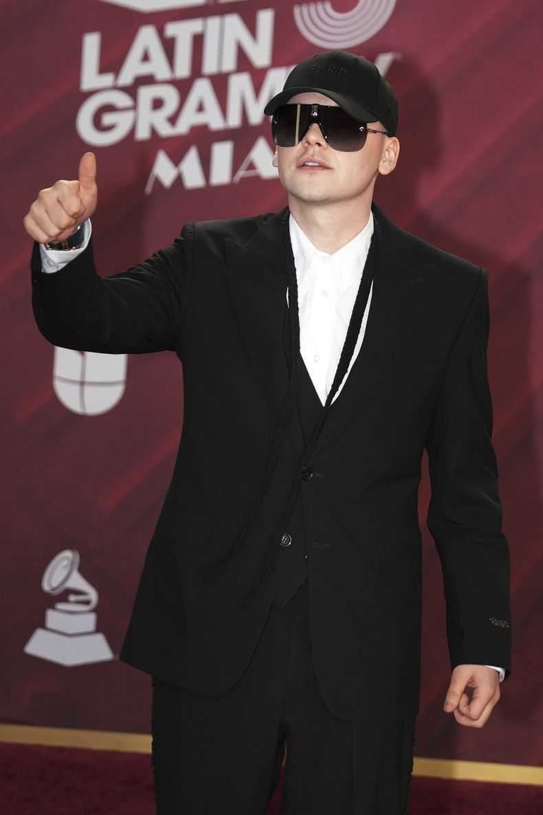 Bizarrap llega a la 25a entrega anual del Latin Grammy el jueves 14 de noviembre de 2024, en Miami. (Foto AP/Rebecca Blackwell)