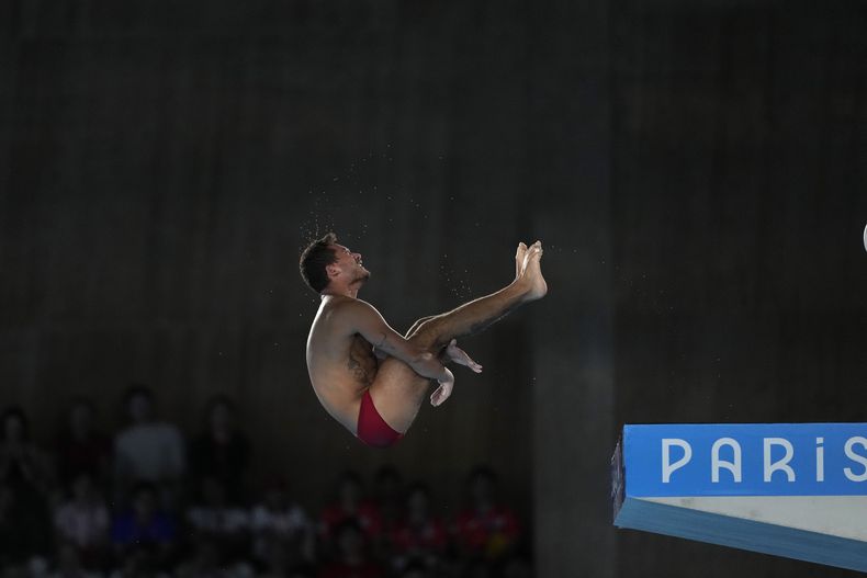 El mexicano Kevin Berlín compite en la final de plataforma de 10 metros de los Juegos Olímpicos del 2024 el 10 de agosto del 2024 en Saint-Denis, Francia. (AP Foto/Lee Jin-man)