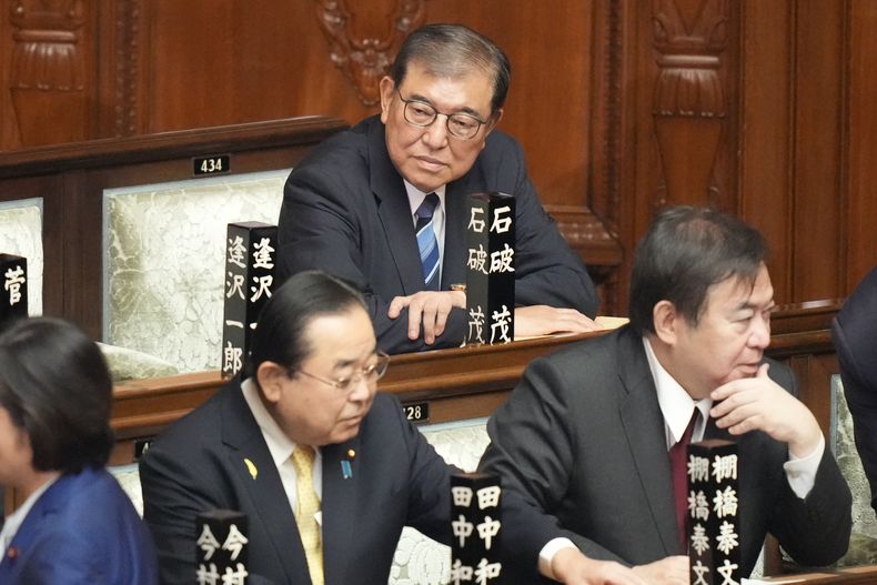 Shigeru Ishiba, arriba, se sienta antes de la sesión extraordinaria de la cámara baja del Parlamento el martes 1 de octubre de 2024 en Tokio. (AP Foto/Eugene Hoshiko)