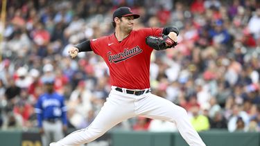 El abridor novato de los Guardianes de Cleveland Gavin Williams lanza en la primera entrada del juego ante los Reales de Kansas City el sábado 8 de julio del 2023. (AP Foto/Nick Cammett)