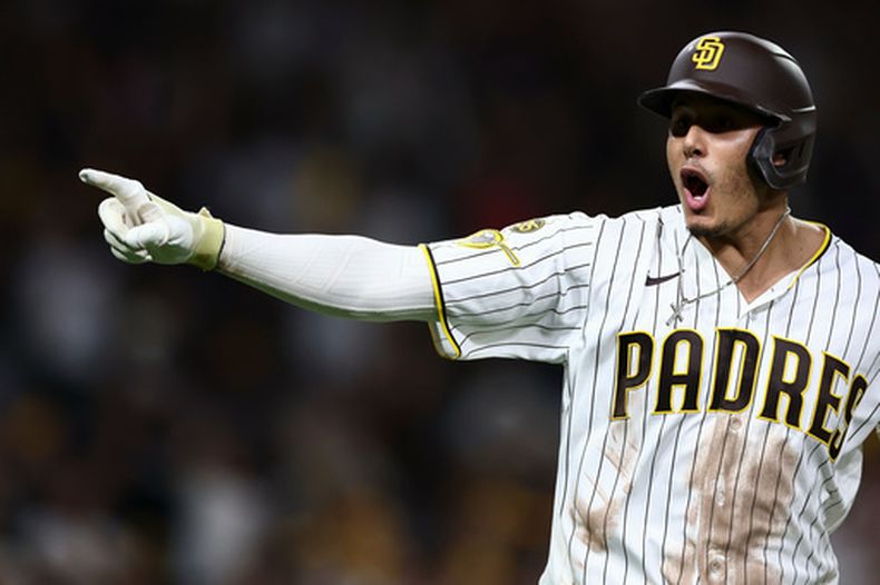 Manny Machado de los Padres de San Diego celebra su jonrón de tres carreras en la cuarta entrada ante los Diamondbacks de Arizona el sábado 26 de septiembre del 2026. (AP Foto/Karl Anderson)