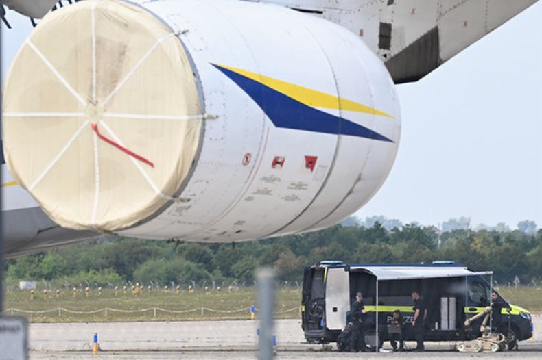 Técnicos forenses de la policía se preparan para desplegar un robot para desactivar explosivos cerca de una aeronave ucraniana en el Aeropuerto Leipzig/Halle, el miércoles 5 de agosto de 2026, en Schkeuditz, Alemania. (Hendrik Schmidt/dpa via AP)