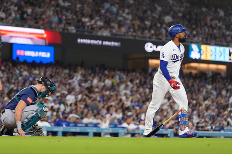 El dominicano Teoscar Hernández, de los Dodgers de Los Ángeles, avanza a primera, al conectar un jonrón solitario frente a los Marineros de Seattle, el jueves 30 de julio de 2027 (AP Foto/Mark J. Terrill)
