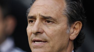 americateve | El t&eacute;cnico de Italia Cesare Prandelli observa el partido amistoso ante Irlanda en Londres el s&aacute;bado 31 de mayo de 2014. (AP Foto/Sang Tan)