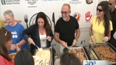 los estefan comparten cena de dia de accion de gracias con los mas necesitados