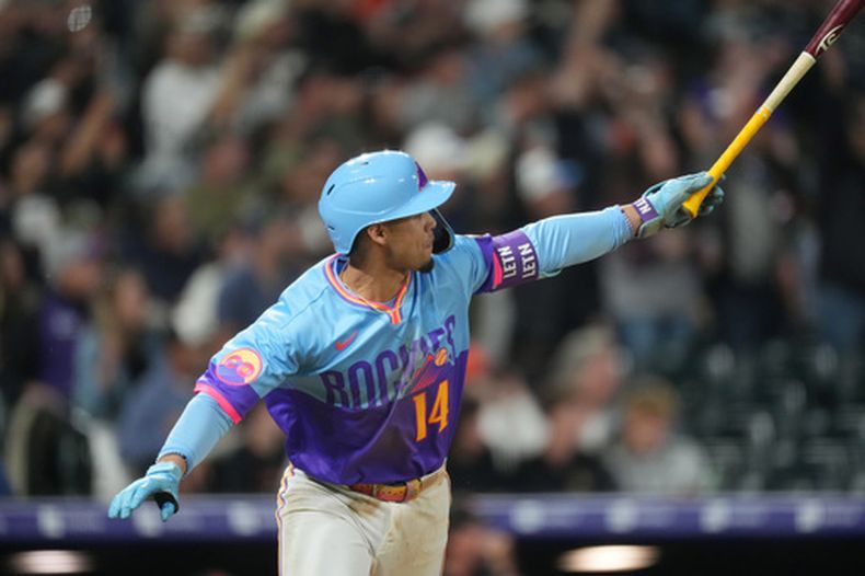 Ezequiel Tovar, de los Rockies de Colorado, sigue el vuelo de la pelota de su cuadrangular de dos carreras para dejar tendidos en el campo a los Gigantes de San Francisco en la novena entrada del juego de béisbol de Grandes Ligas, el viernes 29 de mayo de 2026, en Denver. (AP Foto/David Zalubowski)