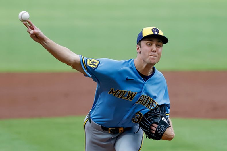 El lanzador de los Cerveceros de Milwaukee, Jacob Misiorowski (derecha), lanza un envío hacia Matt Olson, de los Bravos de Atlanta, durante la primera entrada de un partido de béisbol el viernes 19 de junio de 2026, en Atlanta. (Foto AP/Erik S. Lesser)