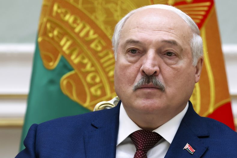 ARCHIVO - El presidente de Bielorrusia, Alexander Lukashenko, presenta un comunicado conjunto con el presidente ruso, Vladímir Putin, tras las negociaciones entre Rusia y Bielorrusia en el Palacio de la Independencia, en Minsk, Bielorrusia, el viernes 24 de mayo de 2024. (Mikhail Metzel, Sputnik, Kremlin Pool Photo vía AP, Archivo)