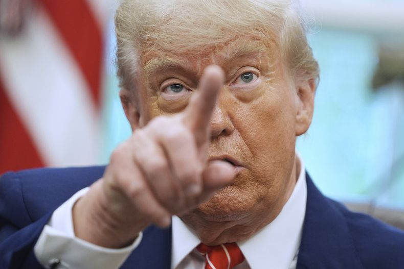 ARCHIVO – El presidente Donald Trump habla con reporteros en la Oficina Oval de la Casa Blanca, el 8 de mayo de 2025, en Washington. (AP Foto/Evan Vucci, Archivo)