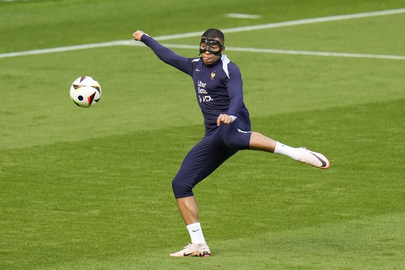 El francés Kylian Mbappé intenta hacer un disparo durante una sesión de entrenamientos en Paderborn, Alemania, el domingo 23 de junio de 2024. (AP Foto/Hassan Ammar)