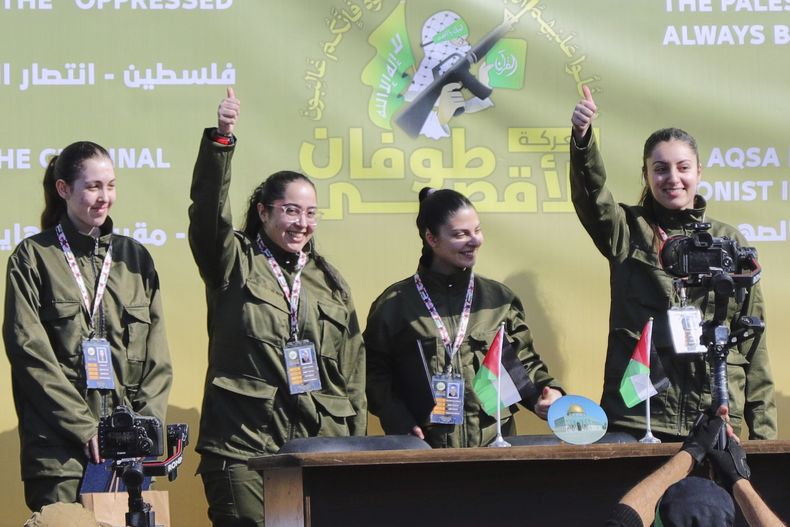 Soldados israelíes retenidas saludan y reaccionan ante una multitud palestina antes de ser entregadas a la Cruz Roja para su regreso a Israel, en la Ciudad de Gaza, el 25 de enero de 2025. (AP Foto/Abed Hajjar)