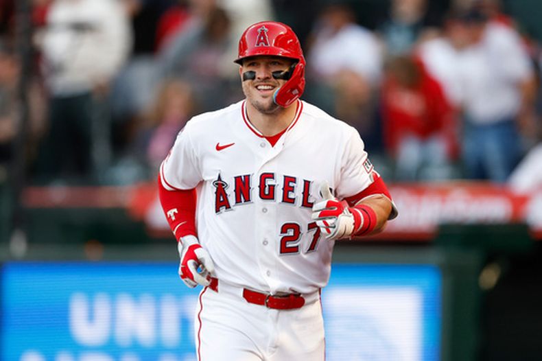 Mike Trout, de los Angelinos de Los Ángeles, vuelve a la cueva tras conectar un jonrón de dos carreras el sábado 23 de mayo de 2026 ante los Rangers de Texas (AP Foto/Caroline Brehman)