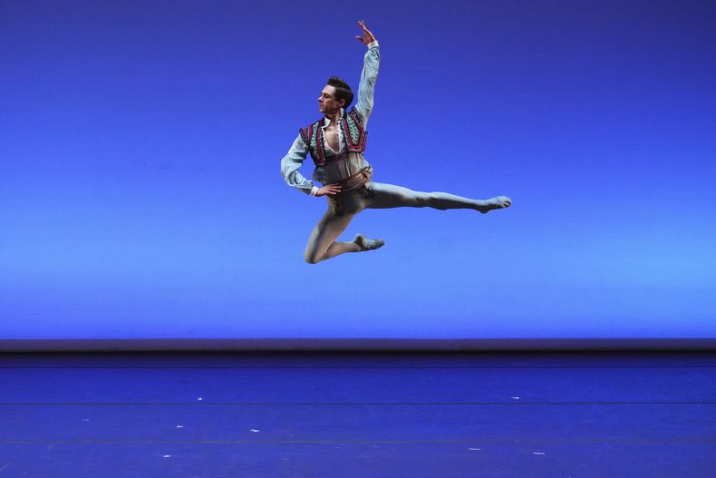 Gabriele Frola durante su presentación en la gala de danza Despertares en el Auditorio Nacional de la Ciudad de México, el sábado 30 de agosto de 2025. (Foto AP/Eduardo Verdugo)