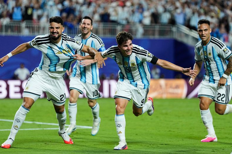 Los argentinos Julián Álvarez (9), José Manuel López (21), Lionel Messi (10) y Lautaro Martínez celebran el segundo gol de Argentina en la victoria 3-1 ante Suiza en los cuartos de final del Mundial, el sábado 11 de julio de 2026, en Kansas City, Missouri. (AP Foto/Charlie Riedel)