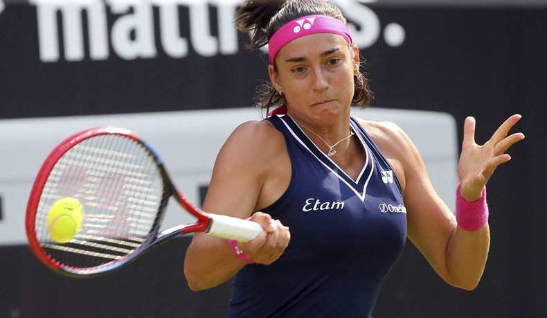 Caroline García devuelve ante Sabine Lisicki durante la primera ronda del torneo de la WTA en Berlín, el lunes 10 de junio de 2023. (Wolfgang Kumm/dpa vía AP)