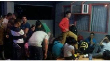 americateve | Las camionetas en que eran transportados se acercaban a la frontera con Nicaragua cuando una maniobra de los choferes alertó a las autoridades.