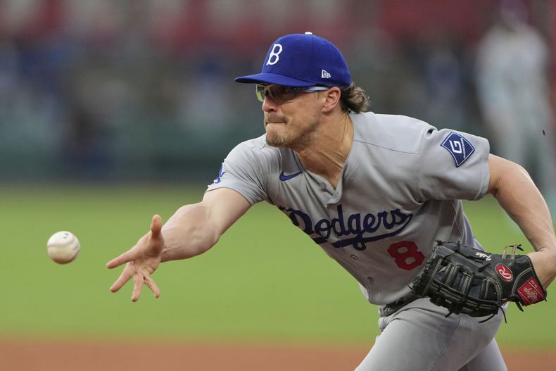 Kiké Hernández, de los Dodgers de Los Ángeles, lanza la pelota al pitcher quien cubrió la primera base para retirar a Jac Caglianone, de los Reales de Kansas City, durante la cuarta entrada del juego de béisbol de Grandes Ligas, el domingo 29 de junio de 2025, en Kansas City, Missouri. (AP Foto/Charlie Riedel)