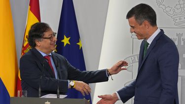 El presidente de Colombia, Gustavo Petro, a la izquierda, y el presidente del gobierno de España, Pedro Sánchez, se dan la mano al final de una conferencia de prensa en el Palacio de la Moncloa, en Madrid, el jueves 4 de mayo de 2023. (Foto AP/Paul White)