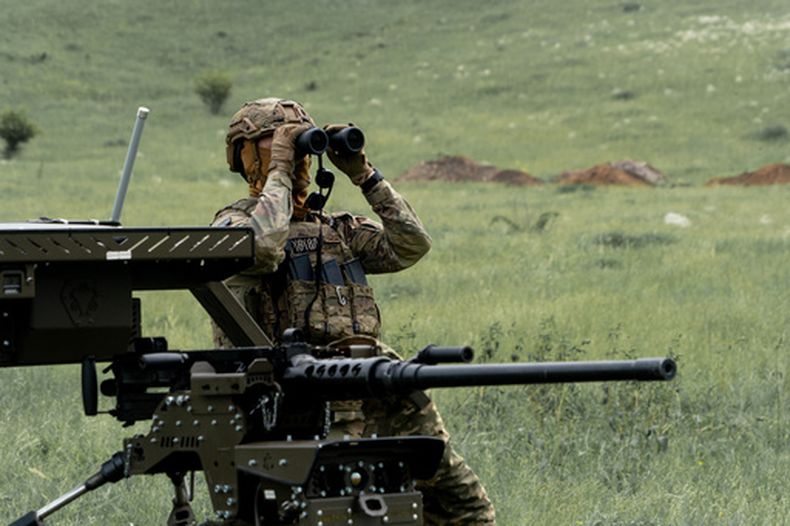 Un militar ucraniano de la Compañía Cerberus de Sistemas Terrestres No Tripulados, de la 60º Brigada Mecanizada Separada, Tercer Cuerpo del Ejército, participa en un ejercicio con un dron de combate terrestre durante un entrenamiento en la región de Járkiv, Ucrania, el domingo 24 de mayo de 2026. (AP Foto/Andrii Marienko)