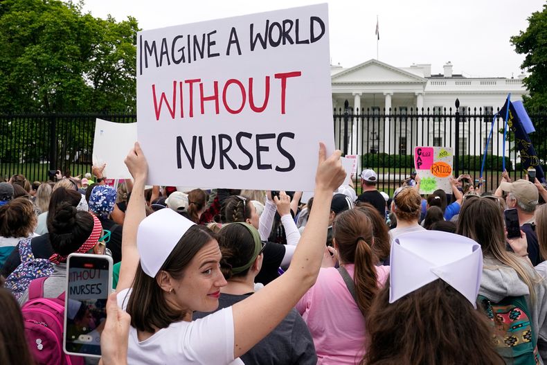 ARCHIVO - Manifestantes frente a la Casa Blanca en Washington, el 12 de mayo de 2022. (AP Foto/Susan Walsh)