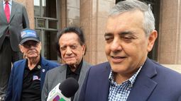 ARCHIVO – El excongresista David Rivera habla con los medios fuera de un tribunal federal en Miami, el 20 de diciembre de 2022. (AP Foto/Joshua Goodman, Archivo)