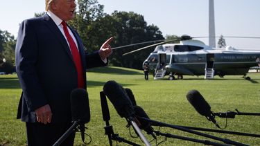 Trump dice que negros están encantados con sus comentarios