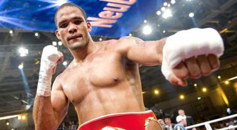 El cubano Yoan Pablo Hernández retuvo el sábado su título de campeón del peso Crucero de la Federación Internacional de Boxeo por decisión dividida sobre el retador alemán Firat Arslan.