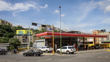 Falta de mantenimiento e inversión acentúan la escasez del combustible en Venezuela