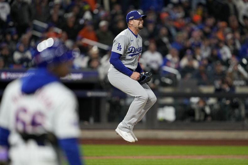 El relevista Blake Treinen de los Dodgers de Los Ángeles reacciona tras permitir el sencillo de Brandon Nimmo de los Mets de Nueva York durante el sexto inning del cuarto juego de la serie de campeonato de la Liga Nacional, el jueves 17 de octubre de 2024, en Nueva York. (AP Foto/Ashley Landis)
