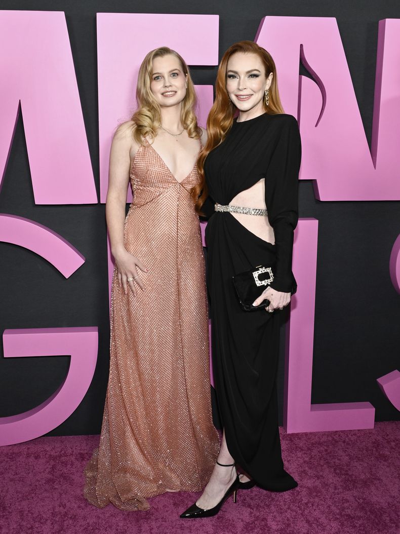 Angourie Rice, izquierda, y Lindsay Lohan asisten al estreno mundial de Mean Girls en el cine AMC Lincoln Square el lunes 8 de enero de 2024, en Nueva York. (Evan Agostini/Invision/AP)