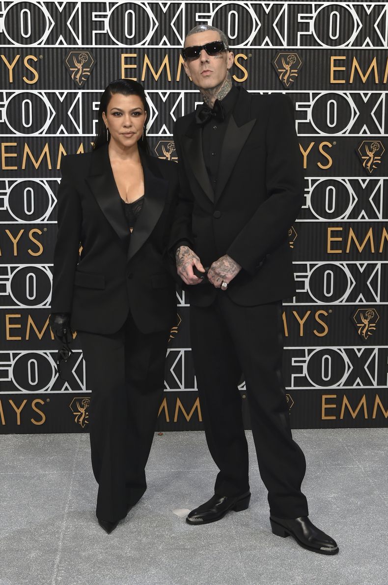 Kourtney Kardashian, izquierda, y Travis Barker llegan a la 75a edición de los Premios Emmy el lunes 15 de enero de 2024 en el Teatro Peacock de Los Ángeles. (Foto Richard Shotwell/Invision/AP)