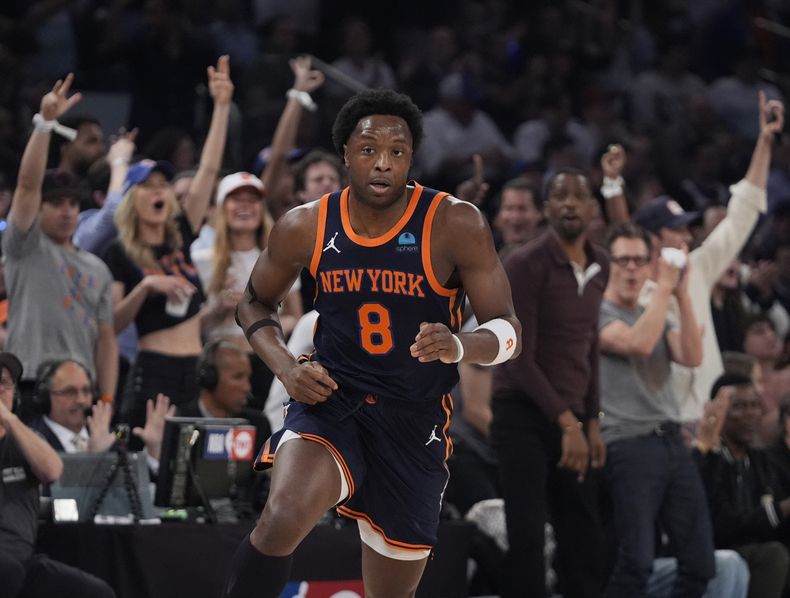 ARCHIVO - OG Anunoby, de los Knicks de Nueva York, corre tras atinar un disparo ante los Pacers de Indiana en el segundo partido de la serie de segunda ronda de los playoffs, el 8 de mayo de 2024 (AP Foto/Frank Franklin II, archivo)