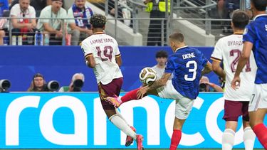 Lucas Digne, de Francia, patea a Lamine Yamal, de España, en la semifinal de la Copa del Mundo, el martes 14 de julio de 2026 en Arlington, Texas (AP Foto/Julio Cortez)