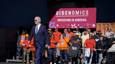 El presidente Joe Biden en la Tioga Marine Terminal en Filadelfia, el 13 de octubre de 2023. (Foto AP/Evan Vucci)