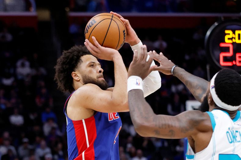 Cade Cunningham, de los Pistons de Detroit, dispara frente a Royce ONeale, de los Hornets de Charlotte, en el duelo del miércoles 28 de octubre de 2026 (AP Foto/Duane Burleson)